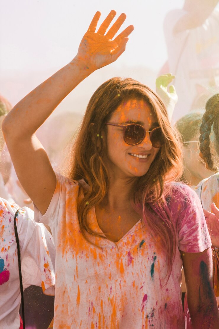 retrato-mujer-joven-sonriente-celebrando-festival-holi_23-2148129153